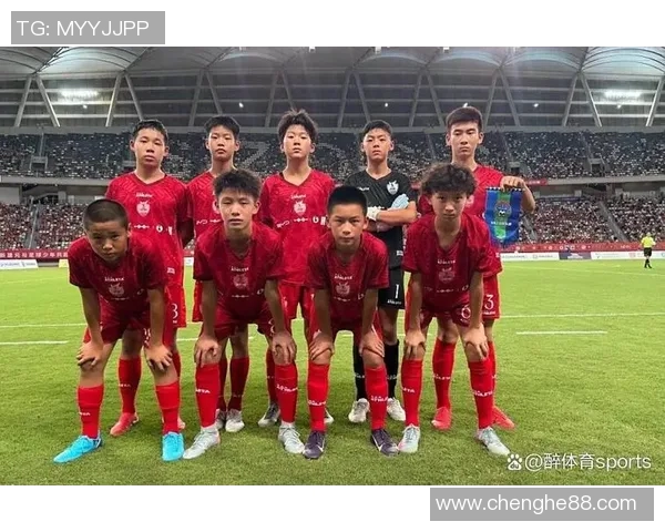从街头少年到绿茵场上的传奇足球明星的奋斗历程